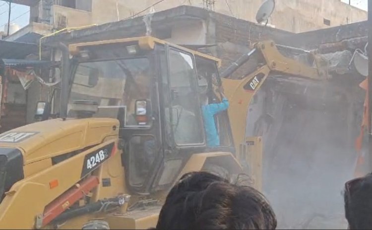 CG - Bulldozer Action : अवैध कब्जे पर चला प्रशासन का बुलडोजर, राजस्व विभाग ने की बड़ी कार्रवाई, 31 अतिक्रमणकारियो के दुकान और मकान पर चला बुलडोजर, मचा हड़कंप.....