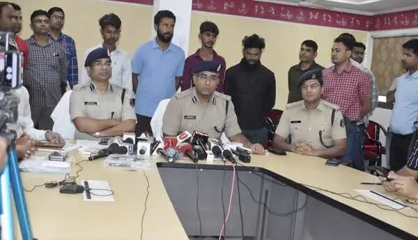 CG CRIME NEWS : कुख्यात लॉरेंस बिश्नोई और इस गैंग के शूटर्स गिरफ्तार, टारगेट तक पहुंचने से पहले पुलिस ने पकड़ा…