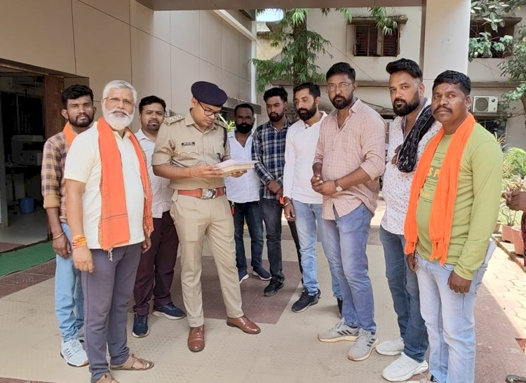 सोशल मीडिया (फेसबुक) पर युवक द्वारा सनातन धर्म का झंडा बुलंद करने वाली महिलाओं को सती प्रथा पुनः प्रारम्भ कर जिंदा जलाने जैसी धमकी व अपमानजनक पोस्ट के खिलाफ एफ आई आर हेतु सक्षम ने जिला पुलिस अधिक्षक को सौप ज्ञापन:- भागीरथी प्रसाद मौर्य, जिला अध्यक्ष , सक्षम