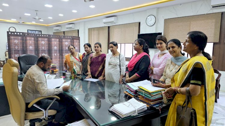 भवन निर्माण हेतु शासकीय भूमि आवंटित करने इनरव्हील क्लब ऑफ़ जगदलपुर ने बस्तर कलेक्टर विजय दयाराम के. को दिया ज्ञापन...