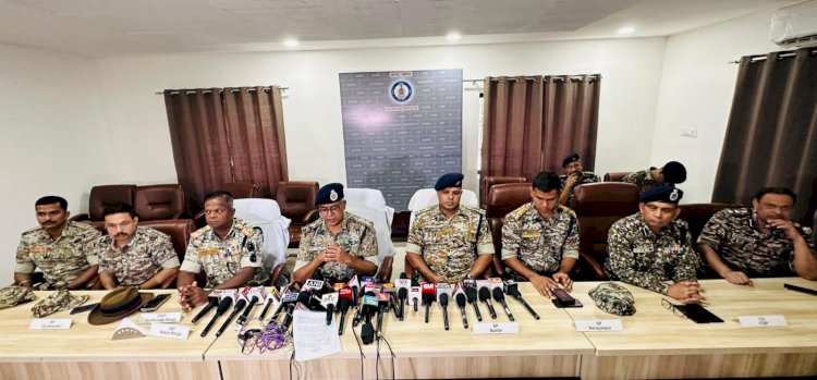 CG - नक्सल विरोधी अभियान में सुरक्षा बलो को मिली  बड़ी सफलता, पुलिस - नक्सली मुठभेड़ में 06 माओवादी ढेर, पुलिस महानिरीक्षक बस्तर रेंज सुन्दरराज पी. ने कहा कि बस्तर संभाग में वर्ष - 2024 में अभी तक कुल - 71 मुठभेड़ हुये तथा 123 माओवादियों के शव एवं 136 हथियार बरामद की गई...