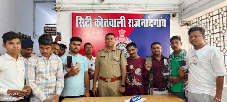 CG - राजनांदगांव पुलिस ने अलग अलग स्थानो से गुम हुए एंड्राइड मोबाइल फोन 36 नग किमती 6.00000 रूपये को ढुंढ कर प्रार्थियों को सुपूर्द किया गया...