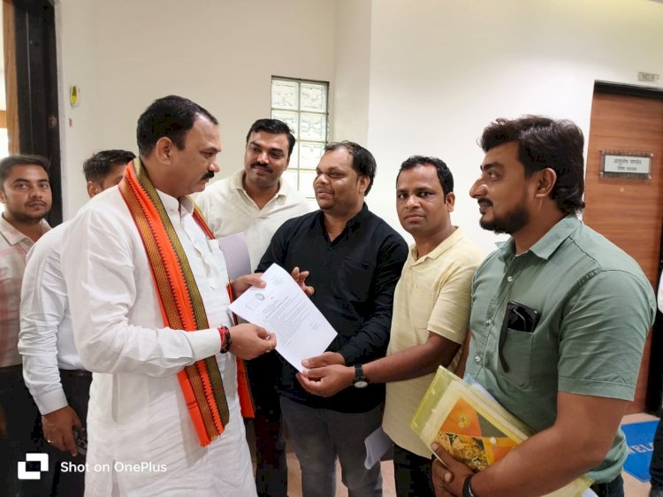 राष्ट्रीय स्वास्थ्य मिशन के संविदा कर्मचारियों ने स्वास्थ्य मंत्री श्याम बिहारी जायसवाल से की मुलाकात,विधानसभा में घोषणा के 11 माह पश्चात भी नहीं मिली वेतन वृध्दि कर्मचारियों में शासन के रवैया से आक्रोश...