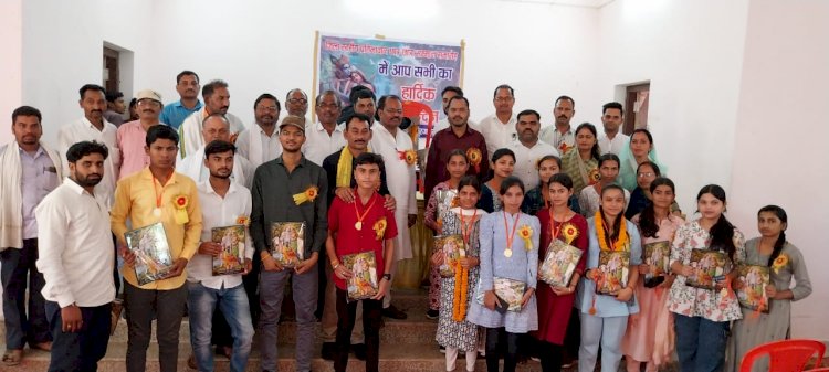 सर्व यादव समाज सुरजपुर ने किया प्रतिभावान छात्र छात्रओं का सम्मान...
प्रदेश अध्यक्ष रमेश यदु के जन्मदिन पर हुए विविध आयोजन...