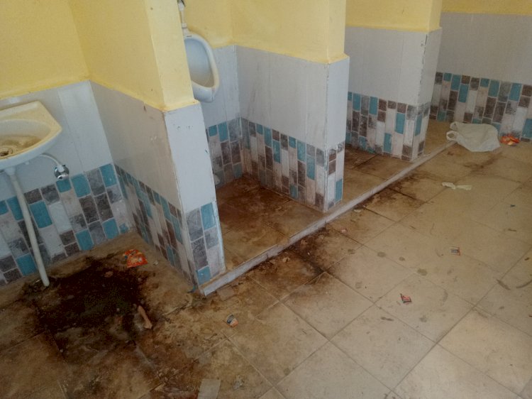 साहब का शौचालय साफ सुथरा फिर जनता से क्या लेना देना....
देख रेख के अभाव में गंदगी का भेंट चढ़ा जनपद व तहसील के बीच मे बना सार्वजनिक शौचालय...