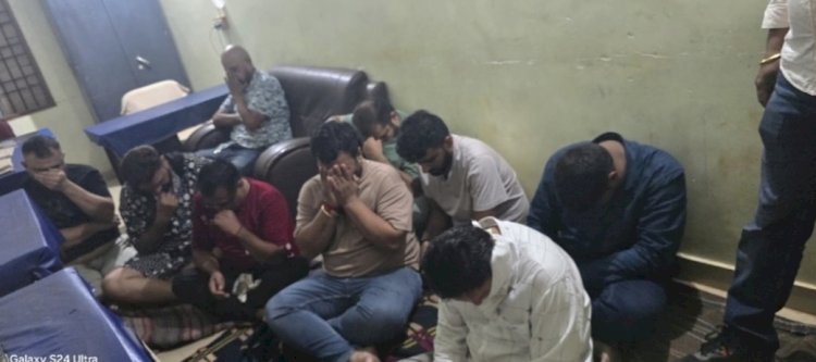 CG-9 गिरफ्तार: धड्डले से 52 परियों से इश्क लड़ा रहे थे दीवाने,सजी थी महफिल... व्यापारी खेल रहे थे जुआ,पुलिस का छापा...पकड़े गये 9 जुआरी...कैश हुए जप्त…