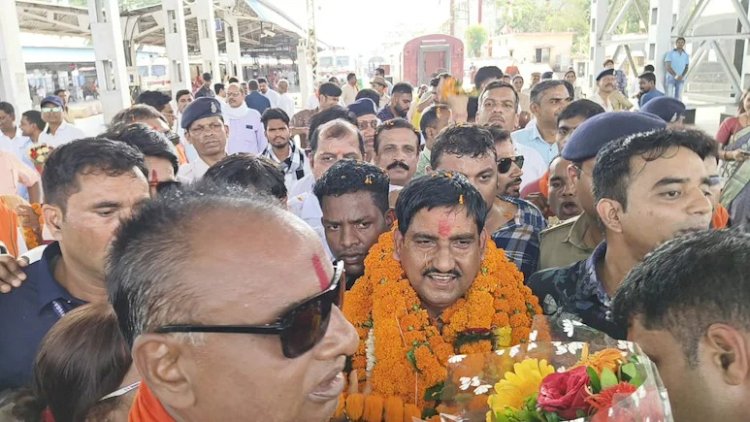 CG - शिक्षकों को केंद्रीय मंत्री का स्वागत करना पड़ा भारी, कई शिक्षकों की जेब से 50 हजार से ज्यादा रुपए पार, जानिए क्या पूरा मामला.....