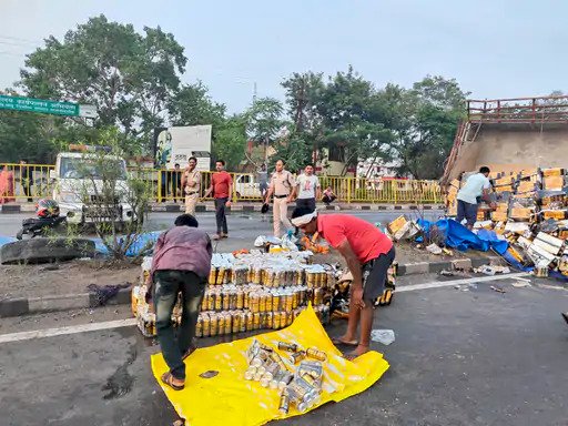 CG - बीयर की खेप लेकर जा रहा ट्रक पलटा, लूटने के लिए पहुंच गए पियक्कड़, लेकिन उससे पहले हो गया ये कांड......