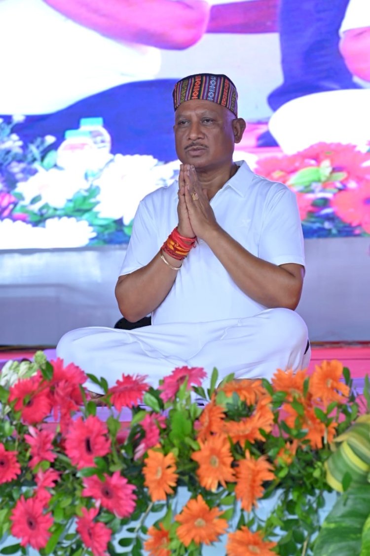PHOTO : CM विष्णुदेव साय साय के साथ हजारों लोगों ने किया योग,PHOTO में देखिए सीएम की योग मुद्राएं…