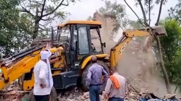 CG - Bulldozer Action : अवैध कब्जे पर चला प्रशासन का बुलडोजर, नगर निगम ने की बड़ी कार्रवाई, 742 घरों पर चला बुलडोजर, मचा हड़कंप......