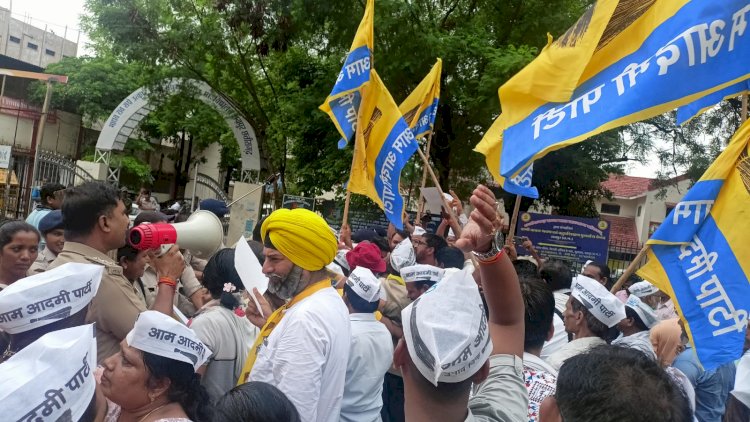 CG - केजरीवाल की गिरफ्तारी के खिलाफ आवाज उठाने पर पुलिसकर्मियों ने आप नेता समीर खान के साथ की झुमाझटकी एवम शर्ट को भी फाड़ा , आप नेता को चोटें भी आईं...