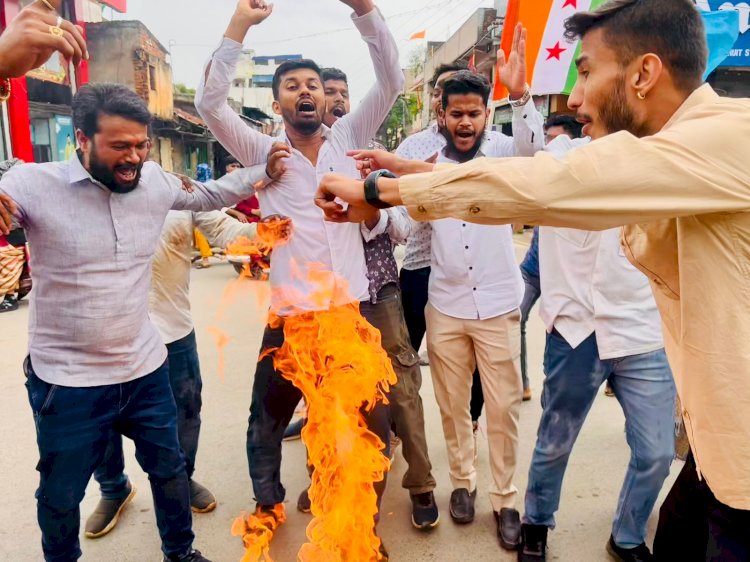 CG - बस्तर जिला एनएसयूआई शहर/ग्रामीण ने रायपुर में हुए लोहंडीगुड़ा छात्र की हत्या के विरोध में किया मुख्यमंत्री व गृहमंत्री का पुतला दहन...