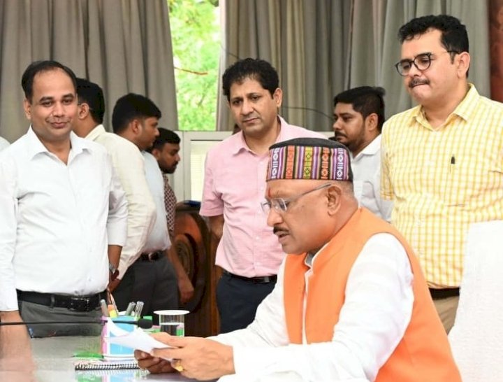 सालभर से वेतन के लिए काट रहे थे चक्कर, मुख्यमंत्री से जनदर्शन में की मुलाक़ात, दूसरे दिन खाते में पहुंच गया पैसा