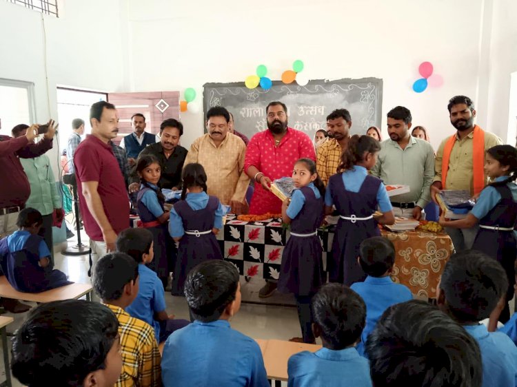 शाला प्रवेश उत्सव में आये मुख्य अतिथि अभय सिंह ने बच्चों को स्वच्छ पानी पीने हेतु वाटर कूलर किया भेंट...