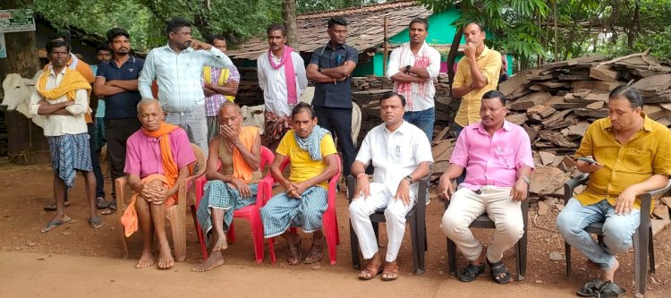 पी सी सी चीफ दीपक बैज पहुंचे बड़े धराऊर स्व. मंगल मुरिया को शोक संतप्त परिजनों से मिलकर कर बंधाया ढांढस..कहा सरकार से करेंगे मुआवजे की मांग...