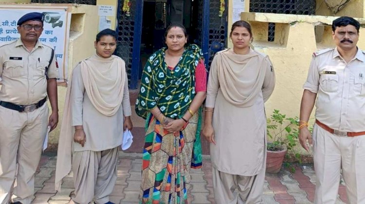 CG Sex Scandal : बहुचर्चित सेक्स स्कैंडल की फरार महिला आरोपी गिरफ्तार, पुलिस ने घेराबंदी कर ऐसे दबोचा, खुबसूरत लड़कियों को भेज बनाते थे अश्लील वीडियो, फिर ब्लैकमेल कर वसूलते थे मोटी रकम.....
