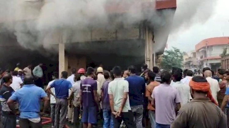 CG - ऑटो पार्ट्स की दुकान में लगी भीषण आग, करोड़ों का सामान जलकर खाक, मौके पर पहुंची फायर ब्रिगेड की टीम, मचा हड़कंप.....