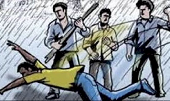 CG आरक्षक की पिटाई : कॉलेज सें घर जा रही छात्रा से छेड़छाड़,फिर जो हुआ,आरक्षक ने की ये हरकत,आरोपी समझकर लोगों की भीड़ ने आरक्षक कों पीटा…