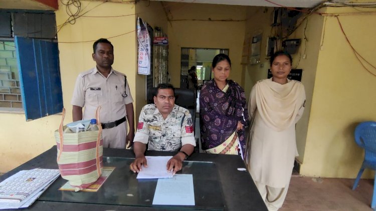 CG - महुआ शराब की तस्करी : महिला के घर से 09 लीटर महुआ शराब मिला, नयामुंडा से किया गया महिला को गिरफ्तार...