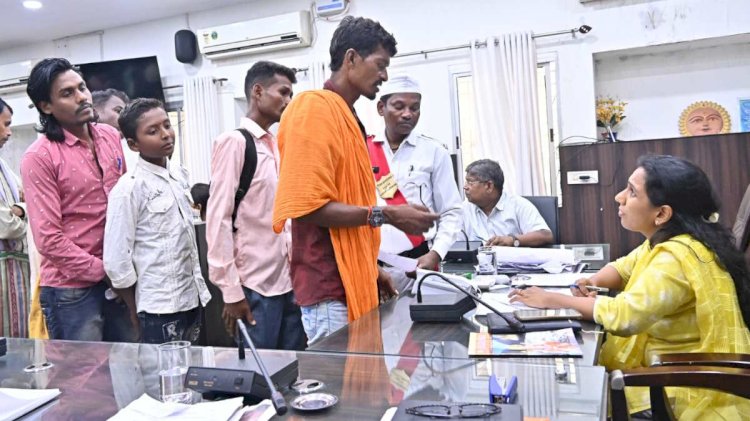 CG - कलेक्टर जनदर्शन में युवक ने लगाई गुहार, बोला- प्रेमिका के घर वालों ने उसका मोबाइल बंद कर मिलने-जुलने पर रोक लगा दी, साहब मेरी प्रेमिका से मुझे मिलवा दो, पढ़िए और क्या लिखा.....