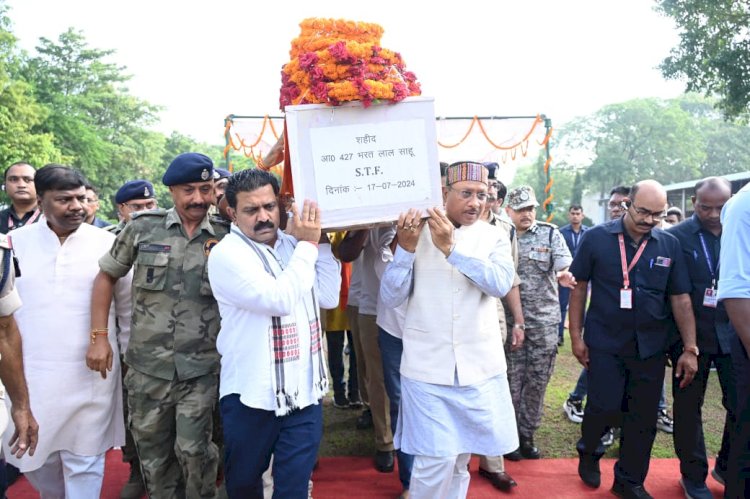 माओवादियों के IED ब्लास्ट में शहीद हुए जवानों को श्रद्धांजलि, उप मुख्यमंत्री विजय शर्मा आज नही मनाएंगे अपना जन्मदिन,
आज19 जुलाई को उपमुख्यमंत्री शर्मा नहीं मनाएंगे अपना जन्मदिन समर्थकों और कार्यकर्ताओं से की अपील,
आज सुबह उपमुख्यमंत्री शर्मा पीटीएस माना पहुँचकर शहीद जवान को श्रद्धांजलि दी।