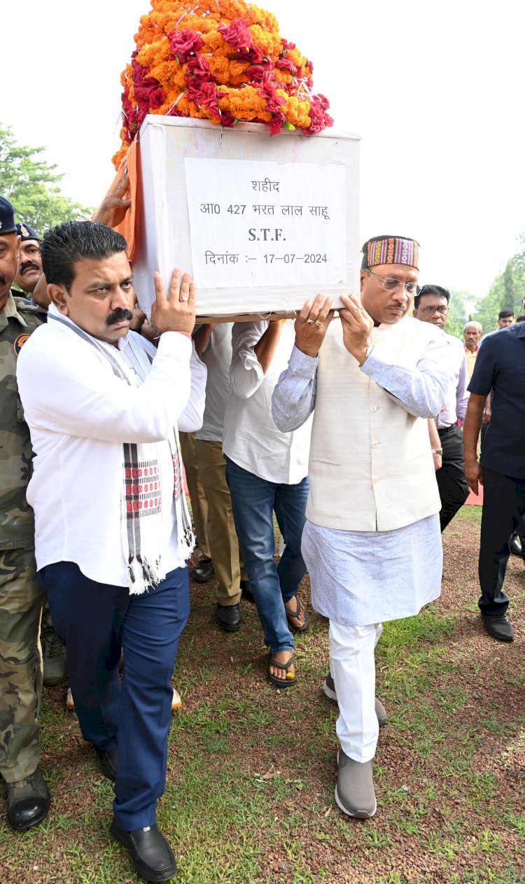 CG शहीदों को अंतिम विदाई : शहादत को सलाम,जवानों के कंधे पर आए,तिरंगे में लिपटे शव के पास बिलखतें रहे परिजन,मुख्यमंत्री और उप मुख्यमंत्री ने दिया शहीद जवानों की अर्थी को कंधा