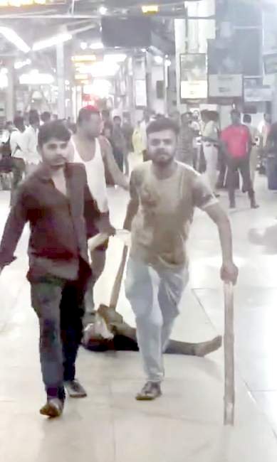 CG - बिस्किट चोरी की तालिबानी सजा : बिस्किट चोरी करने पर युवक को दुकानदारों ने पहले डंडे से बेहोश होते तक पीटा..फिर प्लेटफॉर्म पर घसीटा, RPF के 3 स्टॉफ सस्पेंड....