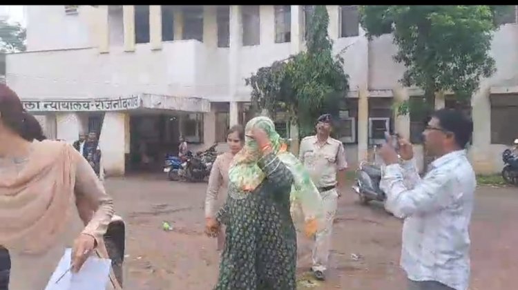 CG - दो करोड सोलह लाख रूपये का कूटरचित दस्तावेज तैयार कर प्रशासन को गुमराह कर स्वीकृति प्राप्त करने वाली फरार आरोपिया को बिलासपुर से किया गया गिरफ्तार...