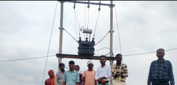 गांव आनंदपुर के इमलीपारा में कैबिनेट मंत्री लक्ष्मी राजवाड़े की पहल से लगाया गया नया ट्रांसफार्मर.... पंडों बहुल्य पारा में दूर हुई लो वोल्टेज की समस्या..