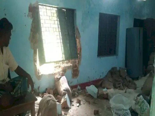 CG - हाथी की दावत : खिड़की तोड़कर राशन की दुकान में घुसे गजराज, पल भर में चटकर गए कई बोरी अनाज, इस विधायक के घर से 100 मीटर दूर की घटना....