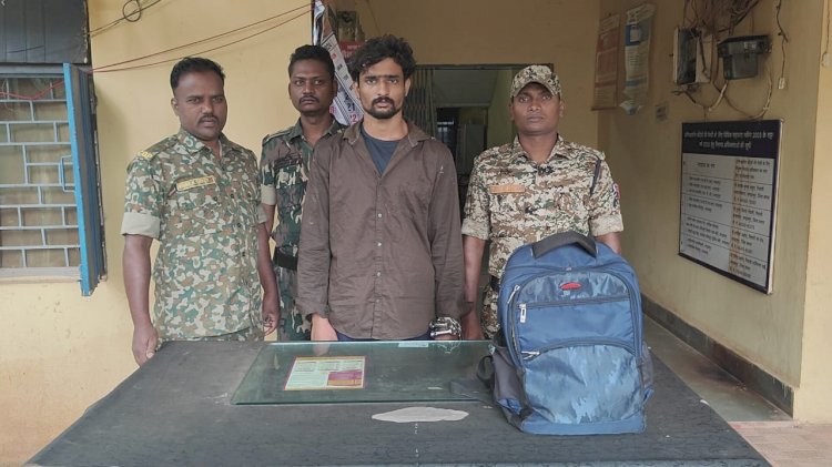 CG - गांजा की तस्करी : एक व्यक्ति रेलवे में सफाई कर्मी के रूप में कार्य करता हैं, गांजा की तस्करी करते आरोपी बोधघाट पुलिस के हत्थे चढ़ा...