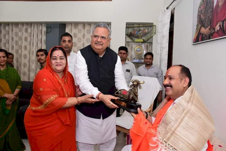 Pandit Pradeep Mishra: विधानसभा अध्यक्ष डॉ. रमन सिंह ने प्रसिद्ध कथावाचक पंडित प्रदीप मिश्रा से की सौंजन्य भेंट, देखें तस्वीरें....