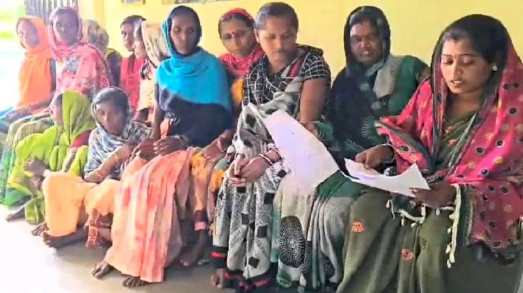 CG - 48 महिलाओं से लाखों की ठगी : बीमा का झांसा देकर समूह की महिलाओं से की लाखों रुपए की ठगी, मामले का खुलासा होते ही मचा हंगामा.....