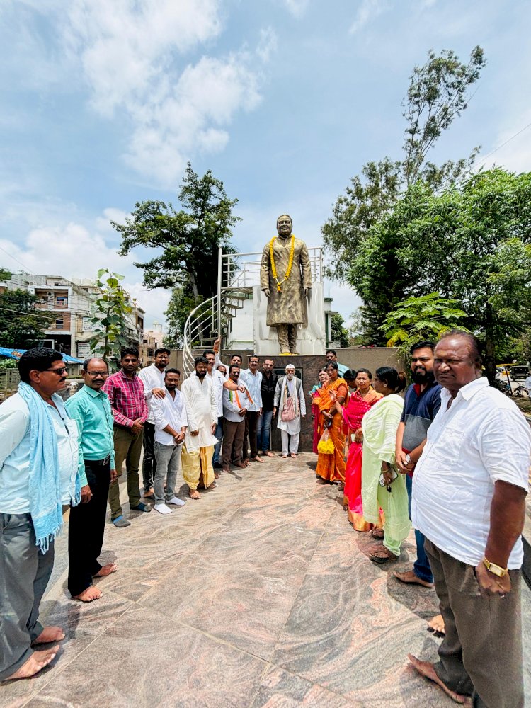 बस्तर जिला कॉंग्रेस कमेटी ने सादगीपूर्ण मनाई बस्तर टाइगर शहीद महेंद्र कर्मा जी की जयंती...