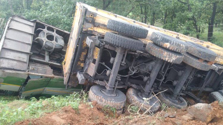 CG Accident ब्रेकिंग : दिल दहला देने वाली घटना, यात्रियों से भरी बस और ट्रेलर में जबरदस्त हुई भिड़ंत, 20 फीट गहरी खाई में गिरे दोनों वाहन, मची चीख पुकार, कई यात्री घायल.....