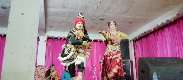 कुंवरपुर शिव मंदिर प्रांगण में मोहक भजन संध्या का आयोजन भक्ति गीत संगीत के लय पर थिरके शिवभक्त, वही भंडारे का भी आयोजन किया गया।