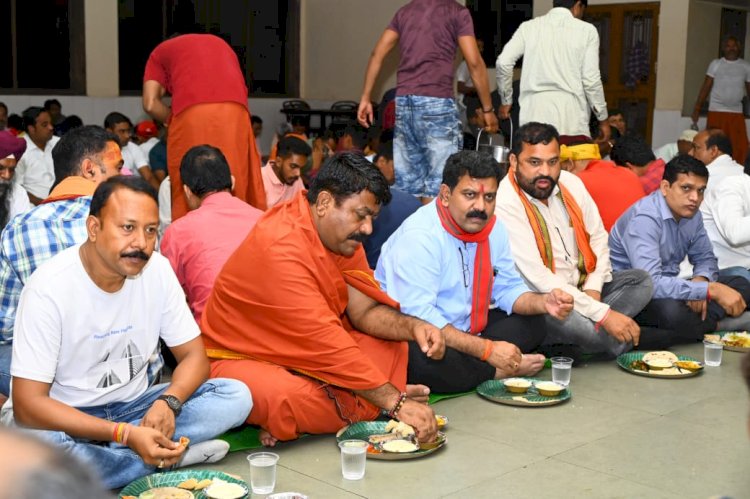 उपमुख्यमंत्री विजय शर्मा आज कावड़ियों के बीच पहुँचे अमरकंटक,
उपमुख्यमंत्री ने कांवड़ियों को किया भोजन का वितरण और साथ में बैठकर किया भोजन,
सुबह नर्मदा मैय्या मंदिर और जलेश्वर महादेव मंदिर पहुँचकर करेंगे पूजा,
उपमुख्यमंत्री के निर्देश पर कावड़ियों के लिए भोरमदेव से अमरकंटक तक की गई है विशेष व्यवस्था।