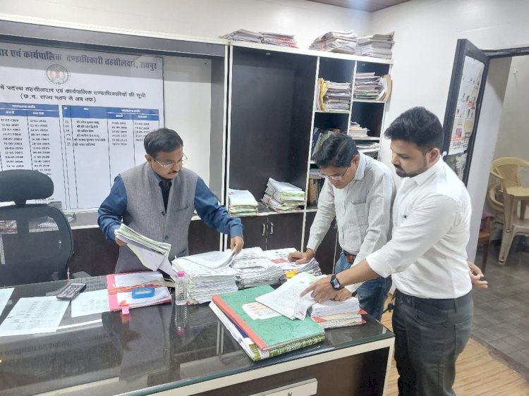 CG - SDM और तहसीलदार को नोटिस: अचानक एसडीएम और तहसील कार्यालय पहुंचे संभागायुक्त... दिए ये निर्देश....