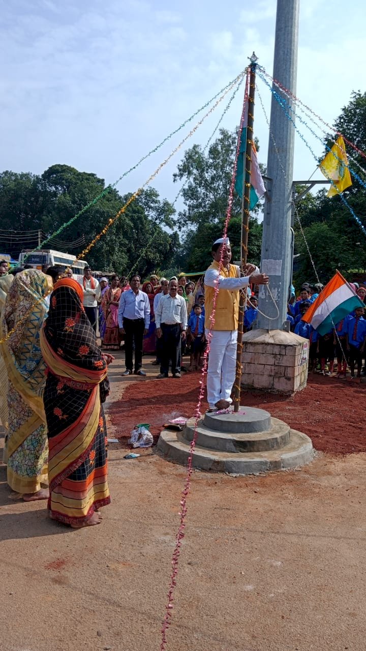 धमतरी जिला के सुदुर अंचल में भी आजादी का पर्व धुमधाम से मनाए...जिला पंचायत सदस्य मनोज साक्षी ने बोराई बस स्टेण्ड पास ध्वजारोहण किया..