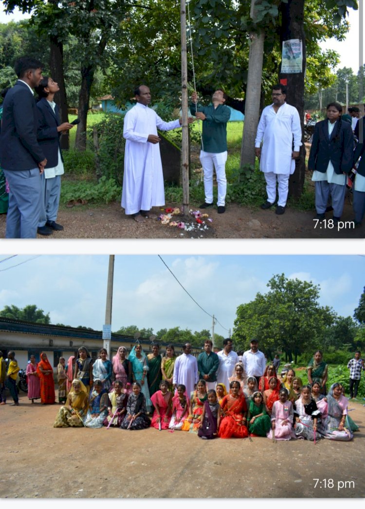 हर चिन्हित स्थानों पर अलग अलग मुख्य अतिथियों के द्वारा फहराया गया तिरंगा झंडा...