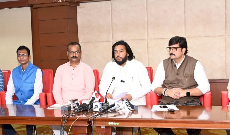 BJP विधायक गुरु खुशवंत साहेब का बड़ा आरोप, 
'देवेंद्र यादव ने सफेद झंडा पैर के पास रखकर किया अपमान'....