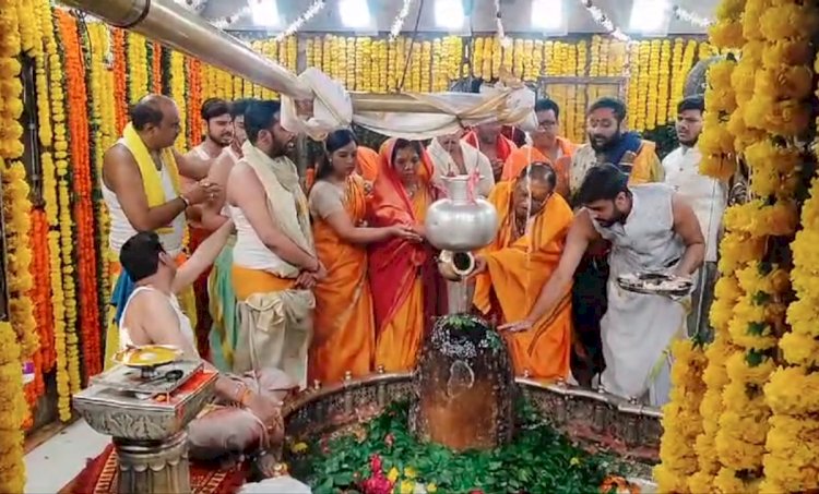 CG - महाकालेश्वर मंदिर पहुंचे मुख्यमंत्री विष्णु देव साय, सावन के अंतिम सोमवार सपरिवार किए महाकाल के दर्शन.....