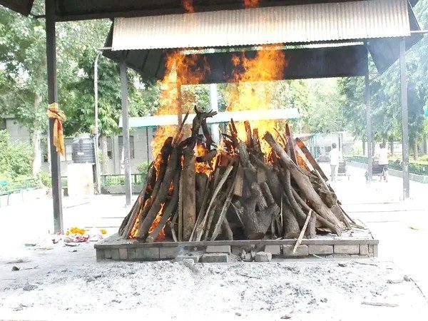 CG - मरने के बाद 2 गज जमीन के लिए हुआ बवाल : शमशान घाट के रास्ते पर खड़ी कर दी दीवार, शव के अंतिम संस्कार को लेकर दो आपस में भिड़े लोग, फिर जो हुआ......