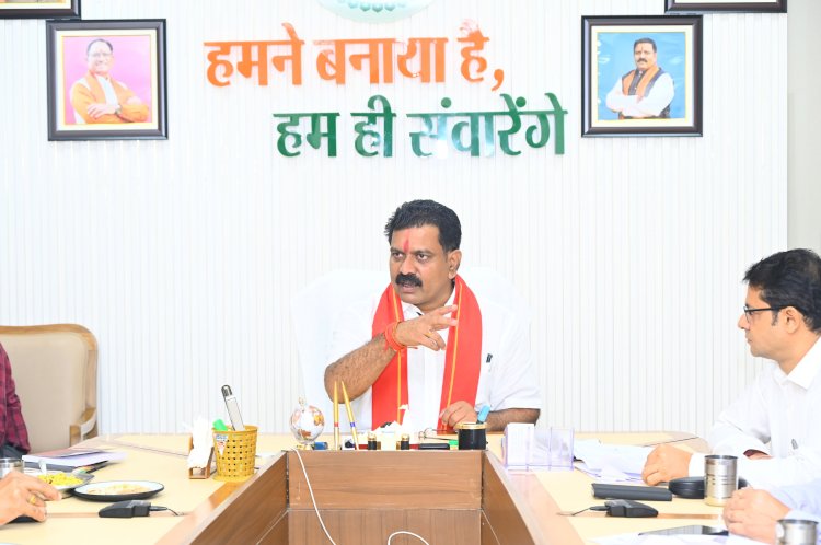 उपमुख्यमंत्री विजय शर्मा ने भोरमदेव मंदिर रख-रखाव के संबंध में पुरातत्व विभाग के अधिकारियों के साथ की बैठक।
भोरमदेव महोत्सव से पहले वर्तमान में चल रहे निर्माण कार्य पूर्ण कराये-उपमुख्यमंत्री विजय शर्मा।
श्रद्धालुओं के लिए सुविधाओं को बढ़ाने और मंदिर परिसर के विकास के विभिन्न प्रस्तावों पर की गई चर्चा।