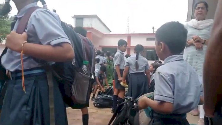 CG ब्रेकिंग : स्वामी आत्मानन्द इंग्लिश मीडियम स्कूल में फैला करंट, मची अफरा-तफरी, स्कूल में मौजूद थे 300 से अधिक बच्चे, ऐसे बचाया सभी की जान, मौके पर पहुंचे शिक्षा विभाग के अधिकारी.....