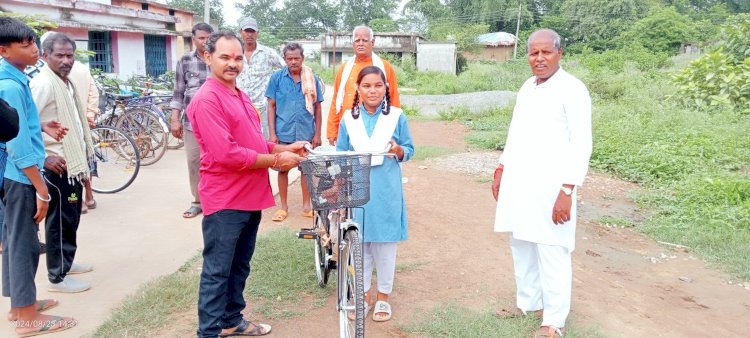 स्कूल में बालिकाओं की संख्या बढ़ाने में सरकार की निशुल्क साइकिल वितरण योजना का महत्वपूर्ण योगदान : कांशीराम रजक