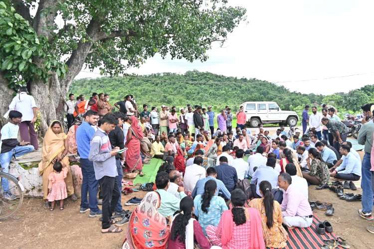 कलेक्टर और पुलिस अधीक्षक ने अकलाडोंगरी में पीपल पेड़ के नीचे लगाई चौपाल...कलेक्टर ने डुबान एरिया में शासन की योजनाओं के क्रियान्वयन की ली जानकारी, दिए आवश्यक निर्देश...