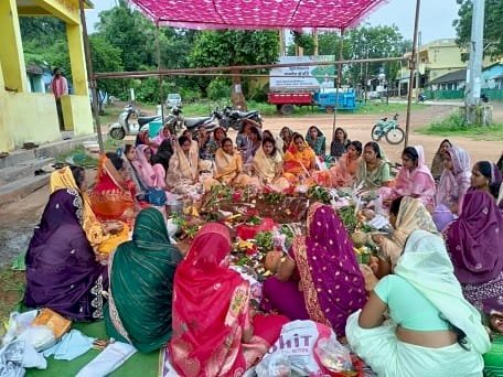 CG - माकड़ी में संतान की दीर्घायु की कामना के लिए हलषष्ठी व्रत शनिवार को धुमधाम के साथ मनाया गया...