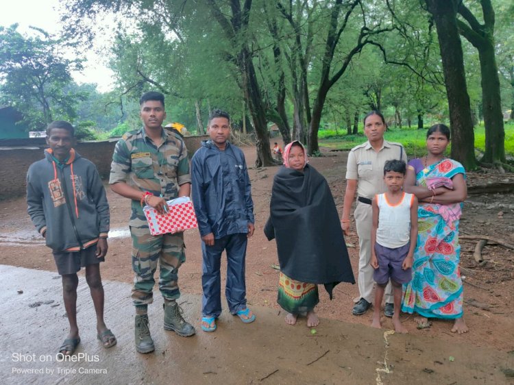 CG - बस्तर पुलिस द्वारा शहर में घुम रही मानसिक रूप से कमजोर महिला को परिजनों तक सुरक्षित पहुंचाया गया...