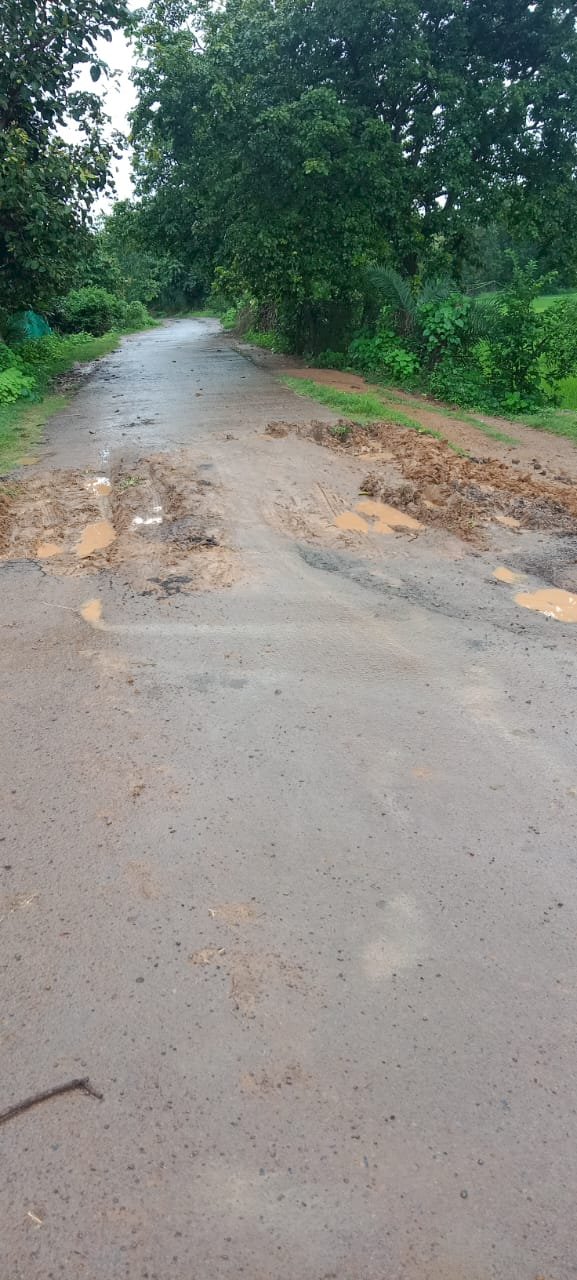 CG - नया भारत का खबर का हुआ असर : पिटीसपाल से गम्हरी को जोड़ने वाले मुख्य सड़क मिट्टी डालकर गढ्ढे को भरा गया...